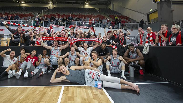 Die Baskets feiern am Dienstagabend mit ihren Anhängern den Derbysieg in Bamberg. Die Baskets feiern am Dienstagabend mit ihren Anhängern den Derbysieg in Bamberg.
