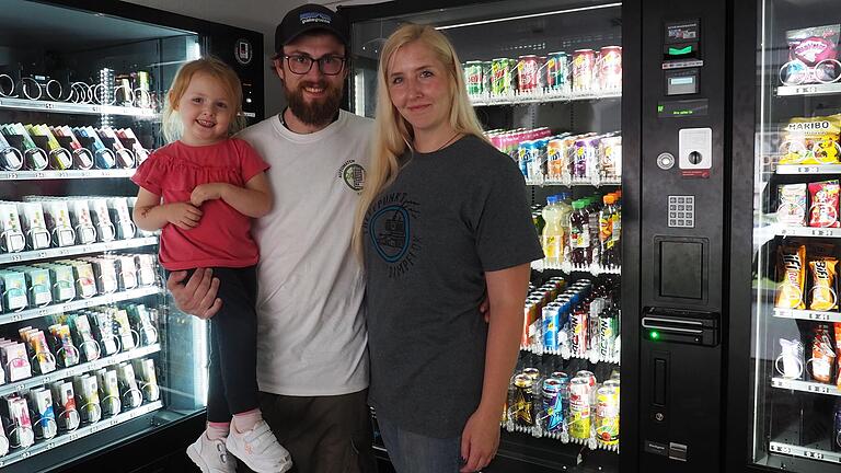 Lina (3), Patrick (31) und Vanessa (36) Hartl sind die Betreiberfamilie des neuen Automatenladens in Karlstadt. Lina (3), Patrick (31) und Vanessa (36) Hartl sind die Betreiberfamilie des neuen Automatenladens in Karlstadt.