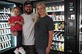 Lina (3), Patrick (31) und Vanessa (36) Hartl sind die Betreiberfamilie des neuen Automatenladens in Karlstadt.