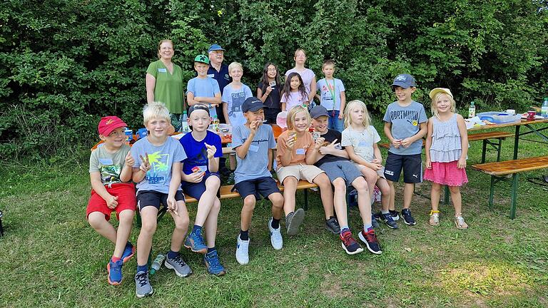 Gruppenbild mit Kindern und Betreuern nach der Preisverleihung.