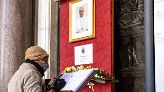Die folgenden Fotos zeigen die Lieblingskirche des verstorbenen Papstes, Santa Maria Maggiore. Sie sind kurz nach Bekanntwerden seines Todes aufgenommen worden. Gläubige tragen sich am Traueraltar in ein Kondolenzbuch ein.