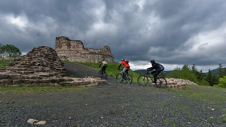Beliebtes Ausflugsziel, auch bei Wanderern und Mountainbikern in der Rhön: die Burgruine Osterburg. Beliebtes Ausflugsziel, auch bei Wanderern und Mountainbikern in der Rhön: die Burgruine Osterburg.