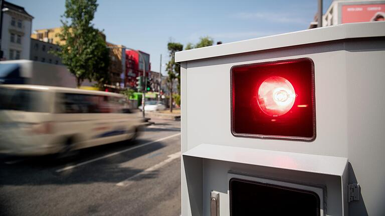 Mit Blitzern gegen die Unvernunft? Auch in Iphofen könnte es jetzt einen neuen Anlauf geben, den fließenden Verkehr zu überwachen. Mit Blitzern gegen die Unvernunft? Auch in Iphofen könnte es jetzt einen neuen Anlauf geben, den fließenden Verkehr zu überwachen.