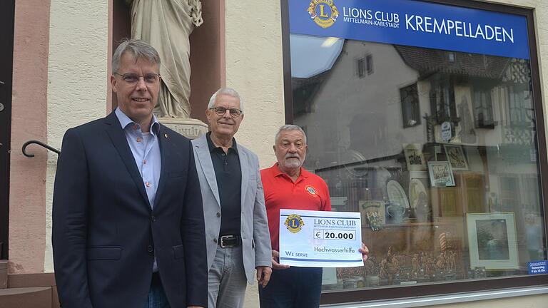 Der Lions Club Mittelmain-Karlstadt spendet 20 000 Euro an die Hochwasserhilfe (von links): Dr. Martin Maisch (Past President), Dr. Manfred Walther (Vorsitzender des Lions Club Fördervereins) und Burkard Ehehalt vor dem Krempelladen in Karlstadt. Der Lions Club Mittelmain-Karlstadt spendet 20 000 Euro an die Hochwasserhilfe (von links): Dr. Martin Maisch (Past President), Dr. Manfred Walther (Vorsitzender des Lions Club Fördervereins) und Burkard Ehehalt vor dem Krempelladen in Karlstadt.