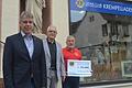 Der Lions Club Mittelmain-Karlstadt spendet 20 000 Euro an die Hochwasserhilfe (von links): Dr. Martin Maisch (Past President), Dr. Manfred Walther (Vorsitzender des Lions Club Fördervereins) und Burkard Ehehalt vor dem Krempelladen in Karlstadt.