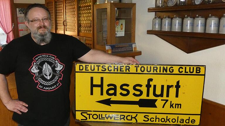 Tino Görtler ist stolz auf das fast 100 Jahre alte Verkehrsschild, das seinerzeit in der Nähe von Haßfurt stand. Tino Görtler ist stolz auf das fast 100 Jahre alte Verkehrsschild, das seinerzeit in der Nähe von Haßfurt stand.