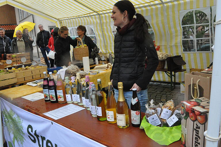 Martina Eckert hatte auch frisch gepressten Apfelsaft im Angebot.