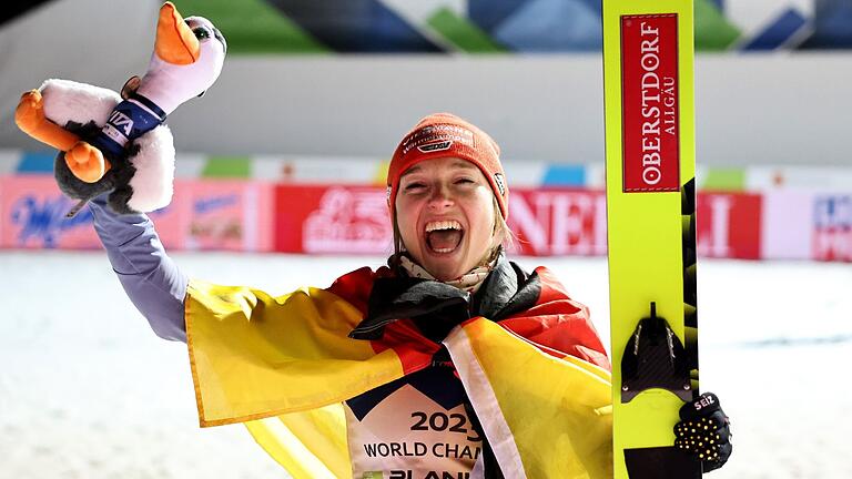 Katharina Althaus       -  Katharina Althaus holte bislang drei Goldmedaillen bei der WM. Da können ihr auch die fehlenden Fans nicht die Stimmung vermiesen.