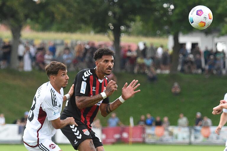 Filip Ilic (links, 1. FC Nürnberg II) bearbeitet Michael Dellinger (TSV Aubstadt).