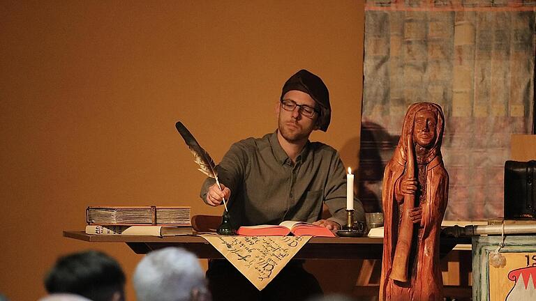 In einem Theaterstück von Ehrenbürger Gerwin Kellermann ergründen die Wildfleckener die Ursprünge des Ortes, der eins eine wilde Siedlung im Salzforst war.       -  In einem Theaterstück von Ehrenbürger Gerwin Kellermann ergründen die Wildfleckener die Ursprünge des Ortes, der eins eine wilde Siedlung im Salzforst war.