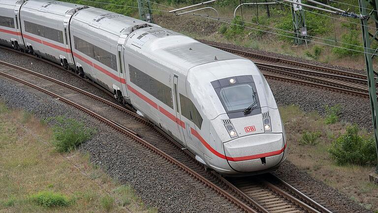 Ohne Sperrungen und Umleitungen fahren die ICE-Züge ab sofort wieder auf der Strecke Würzburg-Hamburg. Sie wurde für 850 Millionen Euro saniert. Ohne Sperrungen und Umleitungen fahren die ICE-Züge ab sofort wieder auf der Strecke Würzburg-Hamburg. Sie wurde für 850 Millionen Euro saniert.
