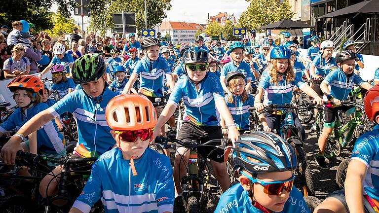 Bei der 'Kinder Joy of Moving mini tour'-Parade durften die Kleinen die Prolog-Strecke testen. Bei der 'Kinder Joy of Moving mini tour'-Parade durften die Kleinen die Prolog-Strecke testen. 