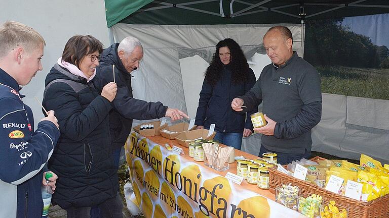 Am Stand von Stefan Knöss konnte man natürlich die verschiedenen Honigsorten probieren. Unser Bild zeigt ihn gemeinsam mit Jasmine.