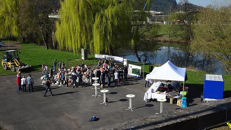 Umlagert war am Freitag das Feld mit dem Brücken-Schutt auf dem Basketballplatz in Gemünden. Im Hintergrund der Spender: die Mainbrücke, die zurzeit abgerissen wird.
