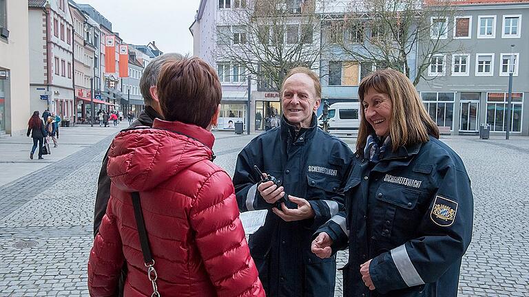 Andrea Lehmann und Leo Schmitt gehören der längst uniformierten Sicherheitswacht fünf und acht Jahre an. Sie sind auch Ratgeber, wie das hier am Freitag auf dem Marktplatz gefragt war. Bald bekommen sie neue Kollegen.