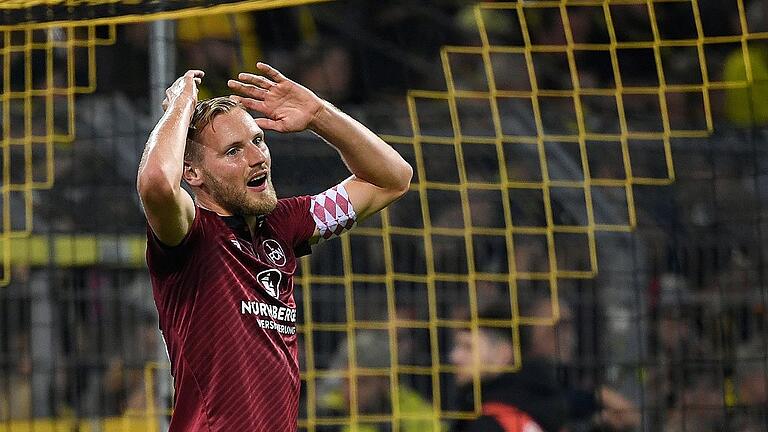 Borussia Dortmund - 1. FC Nürnberg       -  Schwarzer Abend: Kapitän Hanno Behrens und sein 1. FC Nürnberg kassierten in Dortmund eine saftige Niederlage.