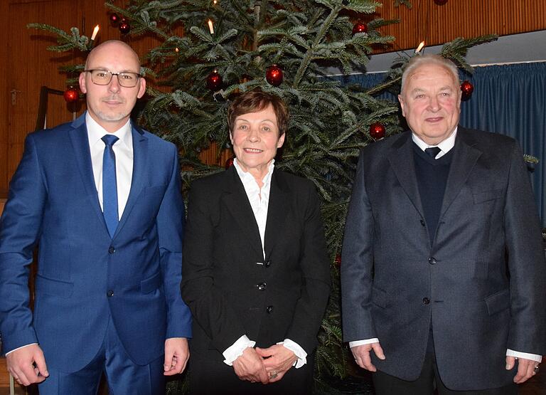 Bürgermeister Jürgen Lippert mit den neuen Ehrenringträgern Lotte Bayer und Walter Joa.