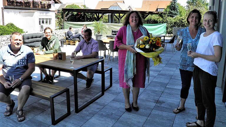 Strahlende Gesichter bei der Neueröffnung von 'Gräfners Fuhrwerk' in Sommerach mit (von links) Gästen, Bürgermeisterin&nbsp;Elisabeth Drescher, Firmenchefin Patrizia Gräfner und Mitarbeiterin Antonia Braun.