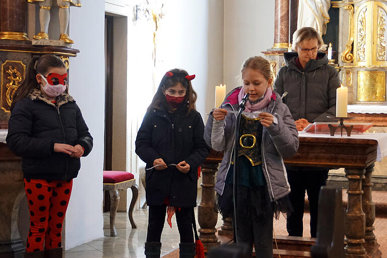 Wortgottesdienstleiterin Hiltrud Altenhöfer und die Kommunionkinder gestalteten am Faschingssonntag einen Gottesdienst zum Thema &quot;Gottes-Familie Kunterbunt&quot;.