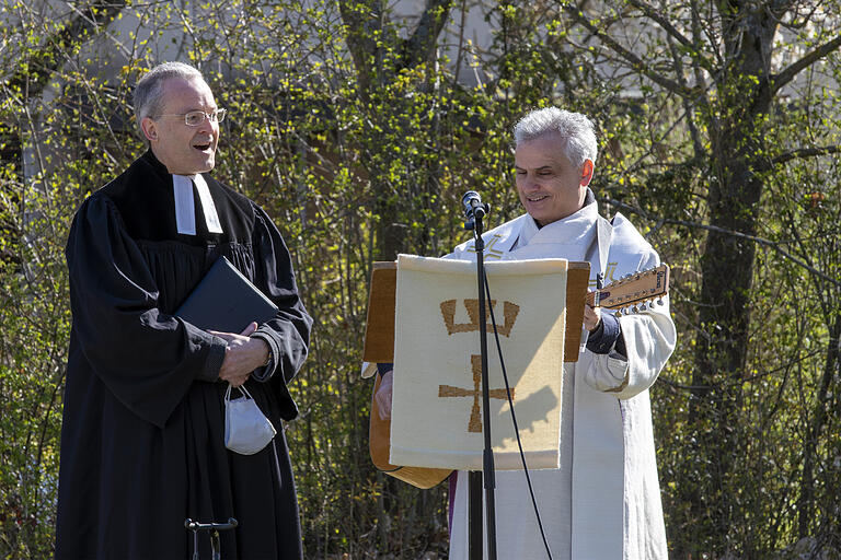 Kasernen-Ökumene beim Corona-Bittgottesdienst auf dem Hubschrauberlandeplatz: Militärpfarrer Jochen Fiedler und seinen katholischen Amtsbruder Dr. Andreas Rudiger eint die Freude an der Musik.