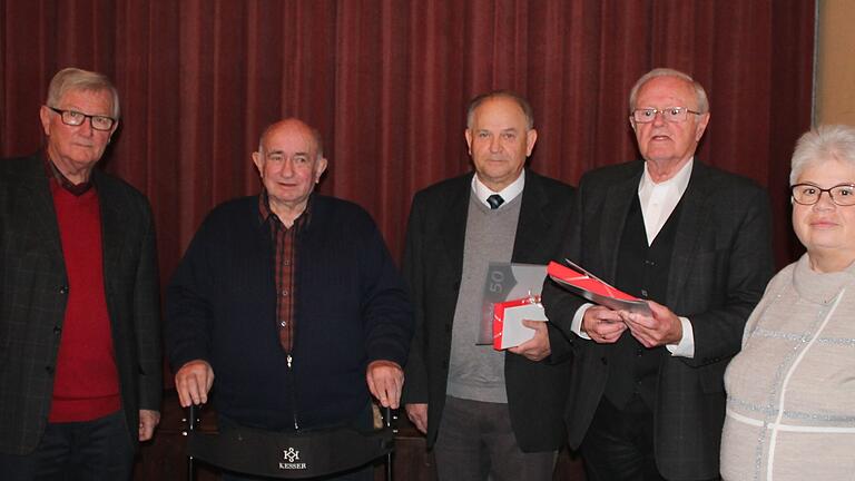 Für 50 Jahre Treue zum AWO Ortsverein Maroldsweisach konnten vom Vorsitzenden Werner Thein (links) und der Kreisvorsitzenden Elisabeth Endreß (rechts) Robert Renz (zudem auch Gründungsmitglied), Karl Anding und Willi Thema&nbsp; (von links) geehrt werden.&nbsp; Es fehlt: Ottomar Welz.