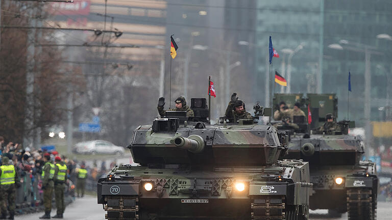 Leopard 2 - Soldaten der Bundeswehr mit Leopard 2-Panzern in Vilnius, Litauen. Auch bei dem Nato-Mitglied sieht man die Gefahr eines Weltkrieges Leopard 2 - Soldaten der Bundeswehr mit Leopard 2-Panzern in Vilnius, Litauen. Auch bei dem Nato-Mitglied sieht man die Gefahr eines Weltkrieges