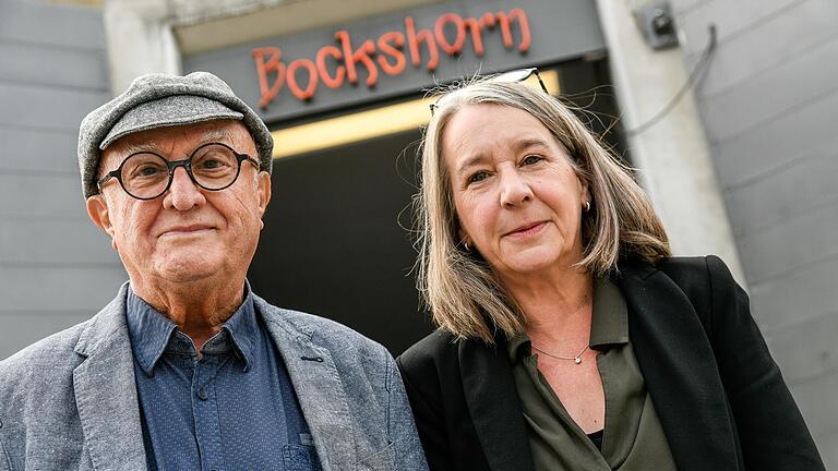 Mathias Repiscus mit seiner Frau Monika Wagner-Repiscus vor dem Bockshorn in Würzburg. Ende des Jahres hören sie aus Altersgründen auf.&nbsp;