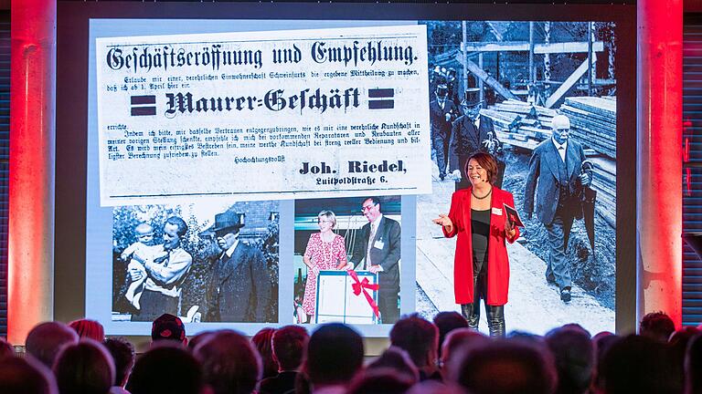 125 Jahre Riedel Bau Schweinfurt: Aufsichtsratsvorsitzende Stefanie Riedel hat dazu die Anzeige herausgesucht, mit der ihr Großvater 1899 seine Geschäftseröffnung in Schweinfurt im Schweinfurter Tagblatt ankündigte.&nbsp;