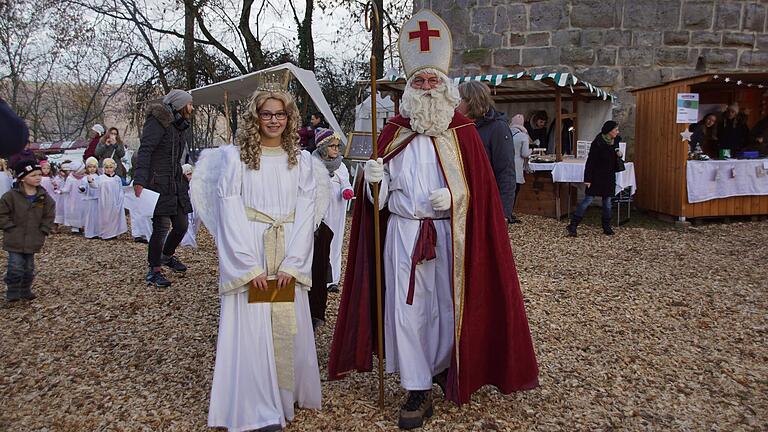  Auf dem Weihnachtsmarkt in Eltmann können sich besonders die Kinder auf den Besuch vom Nikolaus und dem Christkind freuen. Auf dem Weihnachtsmarkt in Eltmann können sich besonders die Kinder auf den Besuch vom Nikolaus und dem Christkind freuen.