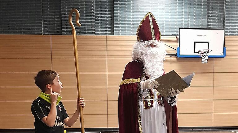 Matthei Oana neben dem Nikolaus (Bruno Altrichter). Matthei Oana neben dem Nikolaus (Bruno Altrichter).