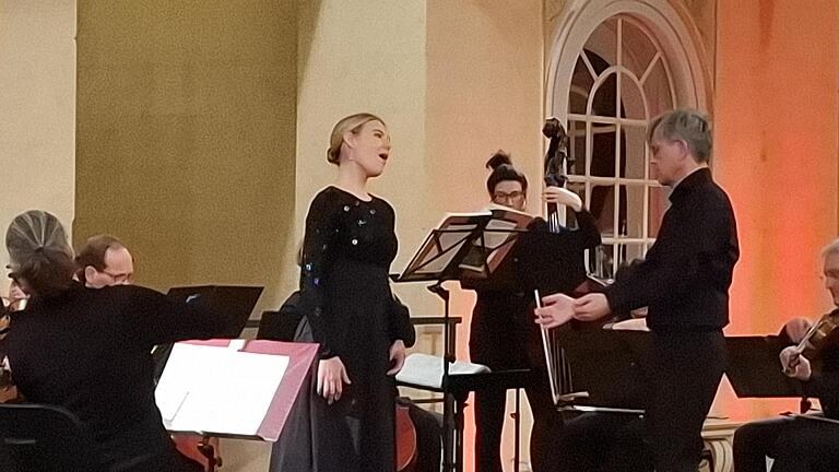 Erstaunlich wie souverän Erika Baikoff mit den nicht geringen virtuosen Anforderungen des Werks „Les Illuminations“ op. 18 von Benjamin Britten umging. Die 25-jährige russisch-amerikanische Sopranistin war erst drei Tage vor dem Konzert für die er... - Erstaunlich wie souverän Erika Baikoff mit den nicht geringen virtuosen Anforderungen des Werks „Les Illuminations“ op. 18 von Benjamin Britten umging. Die 25-jährige russisch-amerikanische Sopranistin war erst drei Tage vor dem Konzert für die erkrankte Berit Norbakken eingesprungen. Erstaunlich wie souverän Erika Baikoff mit den nicht geringen virtuosen Anforderungen des Werks „Les Illuminations“ op. 18 von Benjamin Britten umging. Die 25-jährige russisch-amerikanische Sopranistin war erst drei Tage vor dem Konzert für die er... - Erstaunlich wie souverän Erika Baikoff mit den nicht geringen virtuosen Anforderungen des Werks „Les Illuminations“ op. 18 von Benjamin Britten umging. Die 25-jährige russisch-amerikanische Sopranistin war erst drei Tage vor dem Konzert für die erkrankte Berit Norbakken eingesprungen.