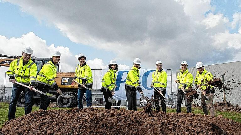 Viel Erde bewegen wird sich ab Montag auf dem Werksgelände von Procter & Gamble in Marktheidenfeld. Die ersten symbolischen Spatenstiche nahmen vor (von links): Jürgen Mehling (Projektleiter Werkserweiterung P&G Marktheidenfeld), Henrik Teichmann (Werksleiter P&G Marktheidenfeld), Bonnie Curtis (Vize-Präsidentin Product Supply One Health Sector, Cincinnati), Bürgermeisterin Helga Schmidt-Neder, Alexander Vogelhuber (Direktor Logistik Health Care, Genf), Jan Cord (Associate Direktor Mundpflege Process & Engineering, Kronberg), Maximilian Baisch (Ausführender Architekt Firma Goldbeck), Adnan Chatziamet (Bauleiter Firma Goldbeck).