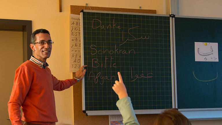 Hany Agaiby während des Unterrichts in der Klasse 3b Foto: Björn Hein       -  Hany Agaiby während des Unterrichts in der Klasse 3b Foto: Björn Hein