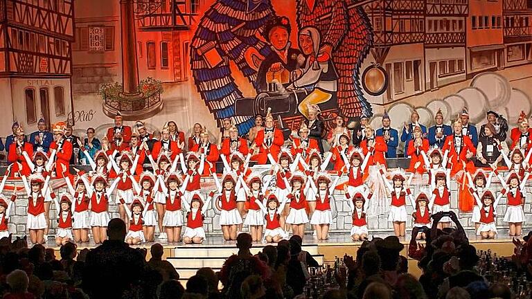 Eine klasse Kulisse boten alle Garden bei der Fremdensitzung auf der Bühne der Laudaer Stadthalle.