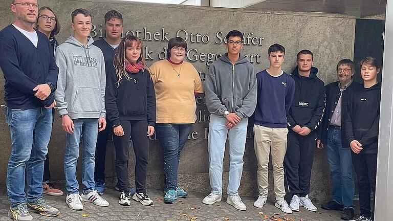 Schülerinnen und Schüler des P-Seminars Geschichte des Alexander-von-Humboldt-Gymnasiums ließen sich im Museum Otto Schäfer in die Kunst des Buchdrucks einführen.