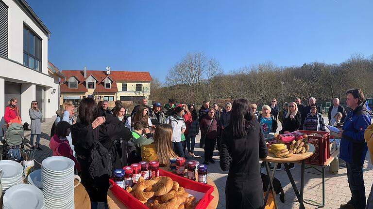 Gemeinsames Frühstück am Lindleshof. Rund 65 ukrainische Frauen, Kinder und auch einige wenige Männer haben in Sulzfeld Zuflucht vor dem Krieg in ihrer Heimat gefunden. Gemeinsames Frühstück am Lindleshof. Rund 65 ukrainische Frauen, Kinder und auch einige wenige Männer haben in Sulzfeld Zuflucht vor dem Krieg in ihrer Heimat gefunden.