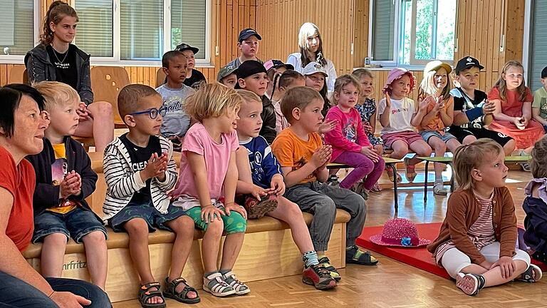 KiTa-Kinder und Schulkinder der KiTa Binsfeld.