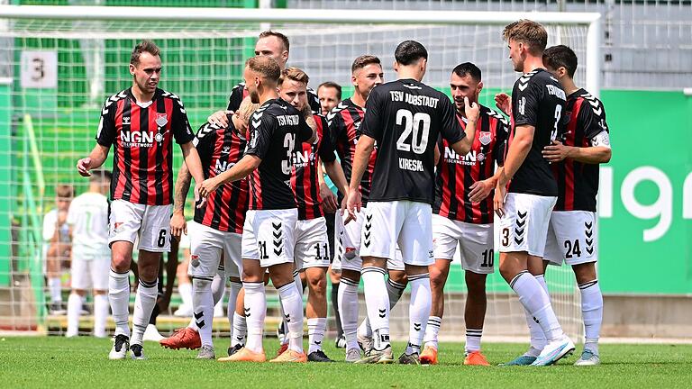 Timo Pitter (Dritter von rechts) erzielte beim Gastspiel in Fürth das erste Saisontor des TSV Aubstadt und ließ sich anschließend von seinen Mannschaftskollegen beglückwünschen.