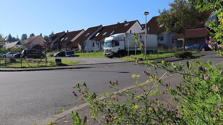 Um den Parkplatz unterhalb der bestehenden Doppelhäuser rankt sich der Streit. Würde das Gelände wie vorgesehen mit einem großen Wohnblock bebaut, wäre die Aussicht der Anwohner dahin.