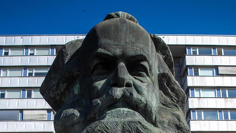 Markant ragt das Karl-Marx-Monument im Zentrum von Chemnitz empor. Der 40 Tonnen schwere Philosophenkopf aus Bronze gilt als die zweitgrößte Porträtbüste der Welt und wird heute 50. Foto: Hendrik Schmidt/dpa-Zentralbild/dpa       -  Markant ragt das Karl-Marx-Monument im Zentrum von Chemnitz empor. Der 40 Tonnen schwere Philosophenkopf aus Bronze gilt als die zweitgrößte Porträtbüste der Welt und wird heute 50.