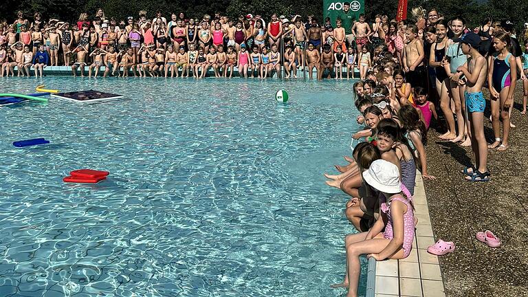 Grundschüler in Ebern bei der Schwimmbadaktion 'Sichere Schwimmer'