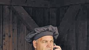 Hauptorganisator: Axel Höfler in mittelalterlicher Tracht, aber mit Handy. Hauptorganisator: Axel Höfler in mittelalterlicher Tracht, aber mit Handy.