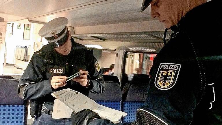 Die Bundespolizisten Florian Röthlein (links) und Sven-Eric Franz bei ihrer Arbeit.