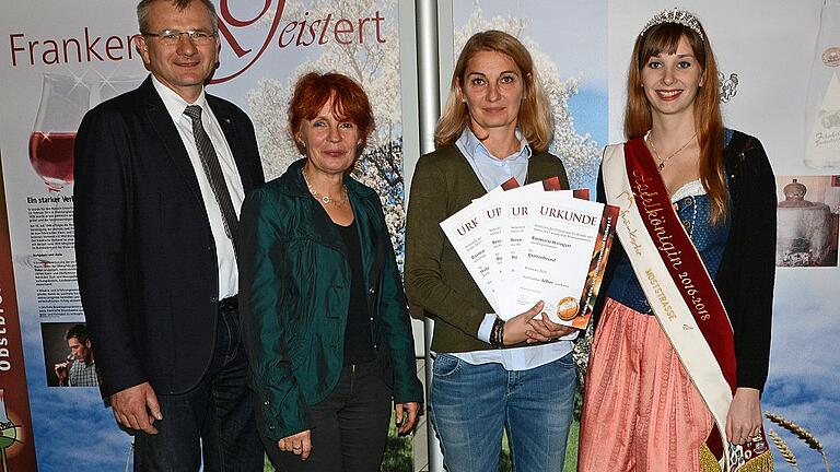 Auszeichnung erfolgreicher Brenner (von links): Hubert Fröhlich (Vorsitzender des Fränkischen Klein- und Obstbrennerverbandes, Andrea Bätz (Geschäftsführerin des Verbandes), Preisträgerin Rosmarie Weingart (Hergolshausen), Anna-Maria Hußel (Apfelkönigin der Fränkischen Moststraße). Auszeichnung erfolgreicher Brenner (von links): Hubert Fröhlich (Vorsitzender des Fränkischen Klein- und Obstbrennerverbandes, Andrea Bätz (Geschäftsführerin des Verbandes), Preisträgerin Rosmarie Weingart (Hergolshausen), Anna-Maria Hußel (Apfelkönigin der Fränkischen Moststraße).