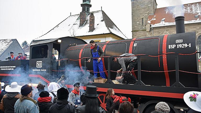 Hingucker in Obertheres, der Wagen der KLJB Unterspiesheim. Ihr Slogan hieß: &bdquo;Die Politik will kein Diesel mehr, drum kommen wir Spaesemer mit der Dampflok daher&ldquo;.