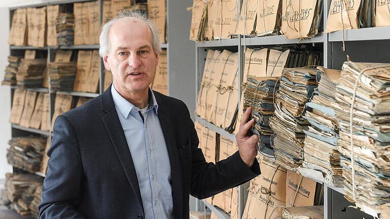 Dr. Klaus Rupprecht, Leiter des Staatsarchivs Würzburg, über die Verlagerung nach Kitzingen: 'Als staatliche Archivverwaltung müssen wir mit ihr umgehen und das Beste daraus machen.'