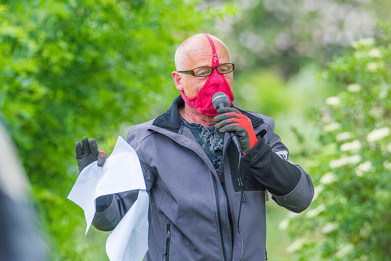 Aribert Hümmer startet bei einer der Würzburger Kundgebungen in Würzburg seine ganz persönliche Rebellion gegen die Maskenpflicht.