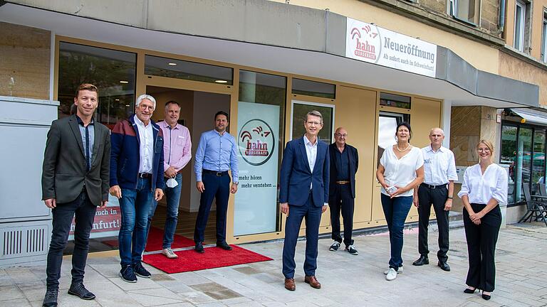 Ein Leerstand weniger in der Innenstadt: Zur Eröffnung von Hahn Hörgeräte gratulierte Oberbürgermeister Sebastian Remelé (Bildmitte) der Inhaberin Ulrike Hahn (Dritte von rechts) und ihrem Team. Mit im Bild von links: Citymanager Thomas Herrmann, Vorsitzender der Werbegemeinschaft Schweinfurt erleben, Werner Christoffel, Patrick Bindrum (Bauunternehmen Bindrum), Hörakustikmeister Suat Günes, Immobilienmakler Erwin Roß, Ulrike Hahns Ehemann Rigobert Pfister und Hörakustikmeisterin Helen Fella. Ein Leerstand weniger in der Innenstadt: Zur Eröffnung von Hahn Hörgeräte gratulierte Oberbürgermeister Sebastian Remelé (Bildmitte) der Inhaberin Ulrike Hahn (Dritte von rechts) und ihrem Team. Mit im Bild von links: Citymanager Thomas Herrmann, Vorsitzender der Werbegemeinschaft Schweinfurt erleben, Werner Christoffel, Patrick Bindrum (Bauunternehmen Bindrum), Hörakustikmeister Suat Günes, Immobilienmakler Erwin Roß, Ulrike Hahns Ehemann Rigobert Pfister und Hörakustikmeisterin Helen Fella.
