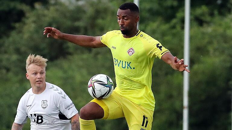 Keine Kooperationspartner, sondern Gegner auf dem Fußballplatz: Jens Trunk (links) vom TSV Aubstadt und Saliou Sane vom FC Würzburger Kickers.