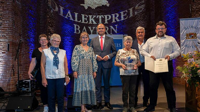 Eine Abordnung aus Erlabrunn nahm in der Allerheiligen-Hofkirche der Residenz in München den Bayerischen Dialektpreis 2024 entgegen (von links): Doris Wolf-Appel, Helga Kempf, Susanne Busch, Heimat- und Finanzminister Albert Füracker, Gerlinde Eckert, Bürgermeister Thomas Benkert und stellvertretender Bürgermeister Jürgen Ködel.